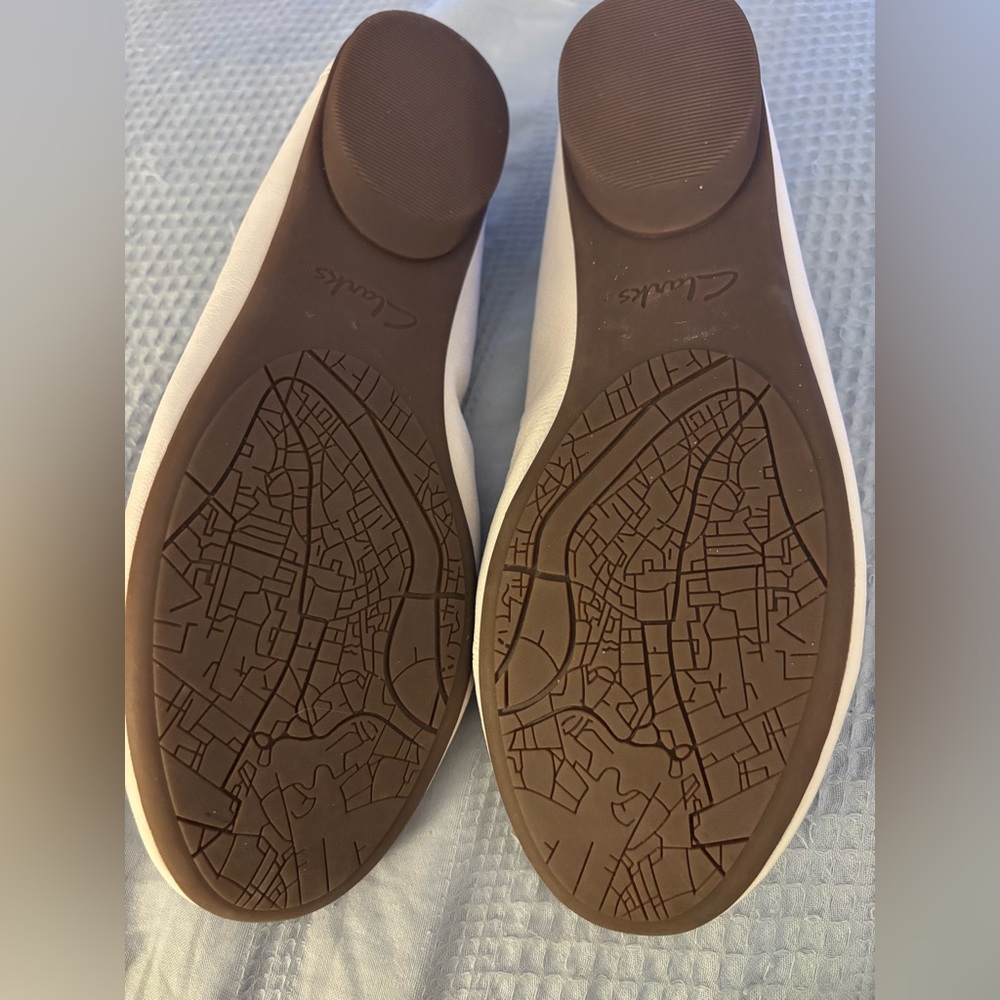 Clarks Cream Flats with Braided Detail Size 10W - Picture 5 of 6